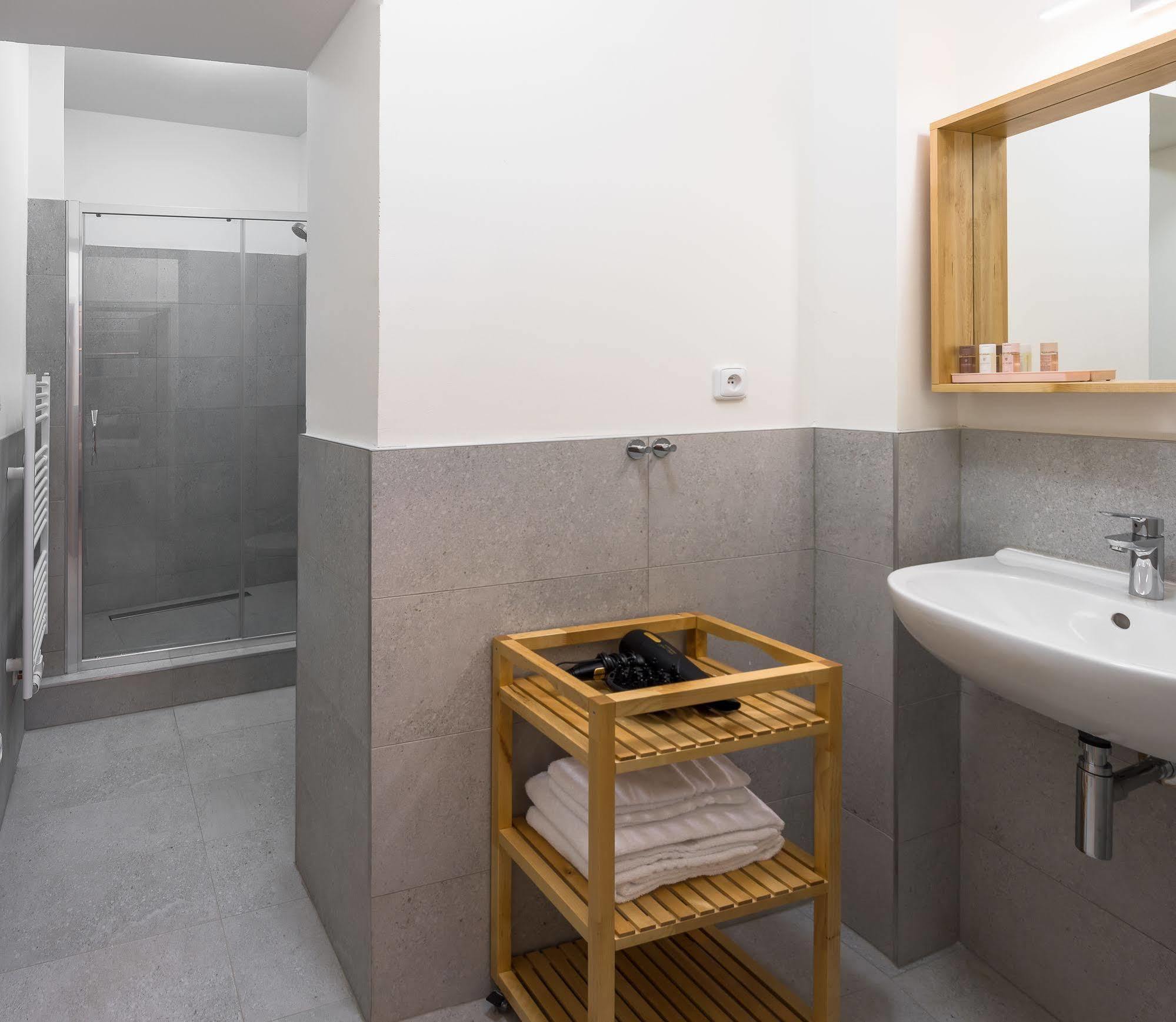 7 Tales Apartments By Adrez Praha Bagian luar foto
